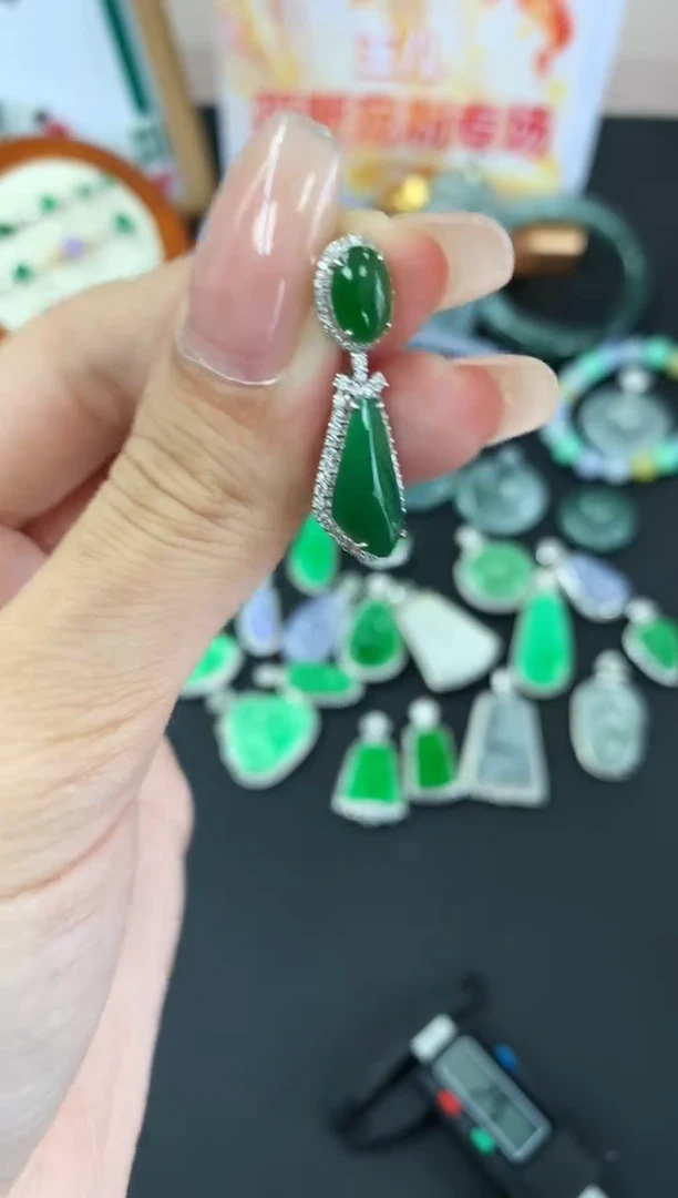 翡翠18K金镶嵌颈饰吊坠|不退不换