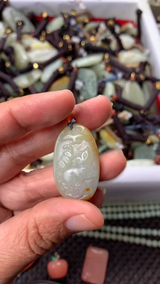 【闪购商品】和田玉颈饰未镶嵌多样性发货没有证书.拍一发一，有瑕