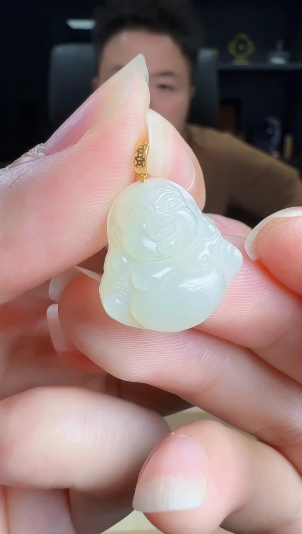 颈饰18K金镶嵌和田玉佛公吊坠