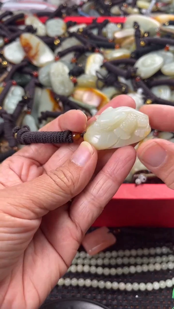 【闪购商品】和田玉颈饰未镶嵌多样性发货没有证书拍一发一有瑕