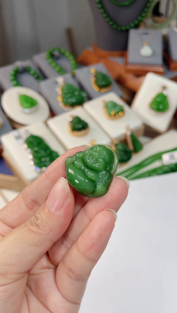 颈饰未镶嵌和田玉佛公