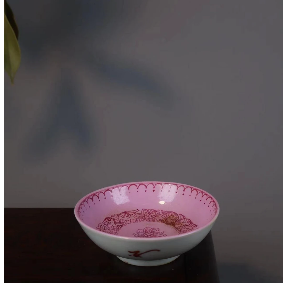 42:清乾隆胭脂红地团花卉纹碟