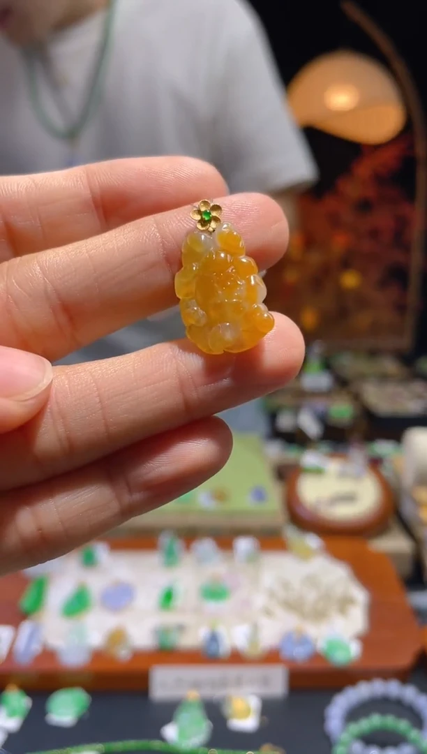 翡翠18K金镶嵌颈饰莲花