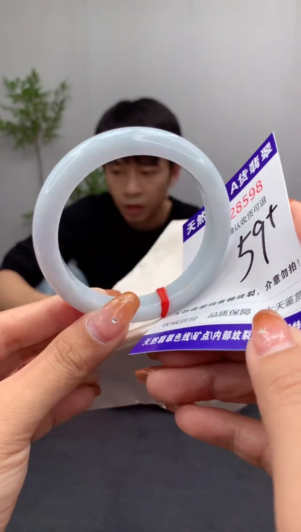 未镶嵌手镯翡翠有纹，完美者勿拍