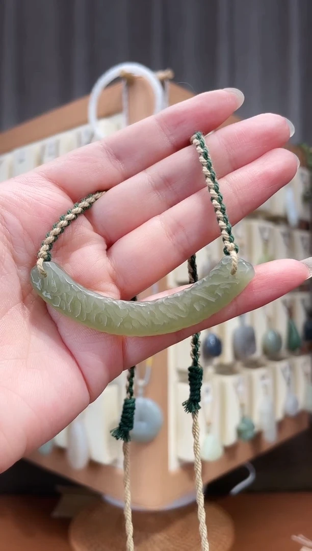 颈饰未镶嵌和田玉62*9.7*7毫米青海料湖水绿璜形玉佩