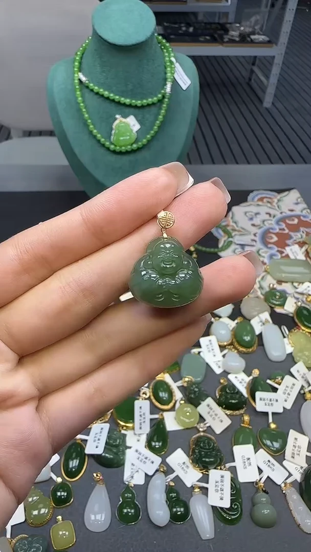 18K金镶嵌和田玉挂件1