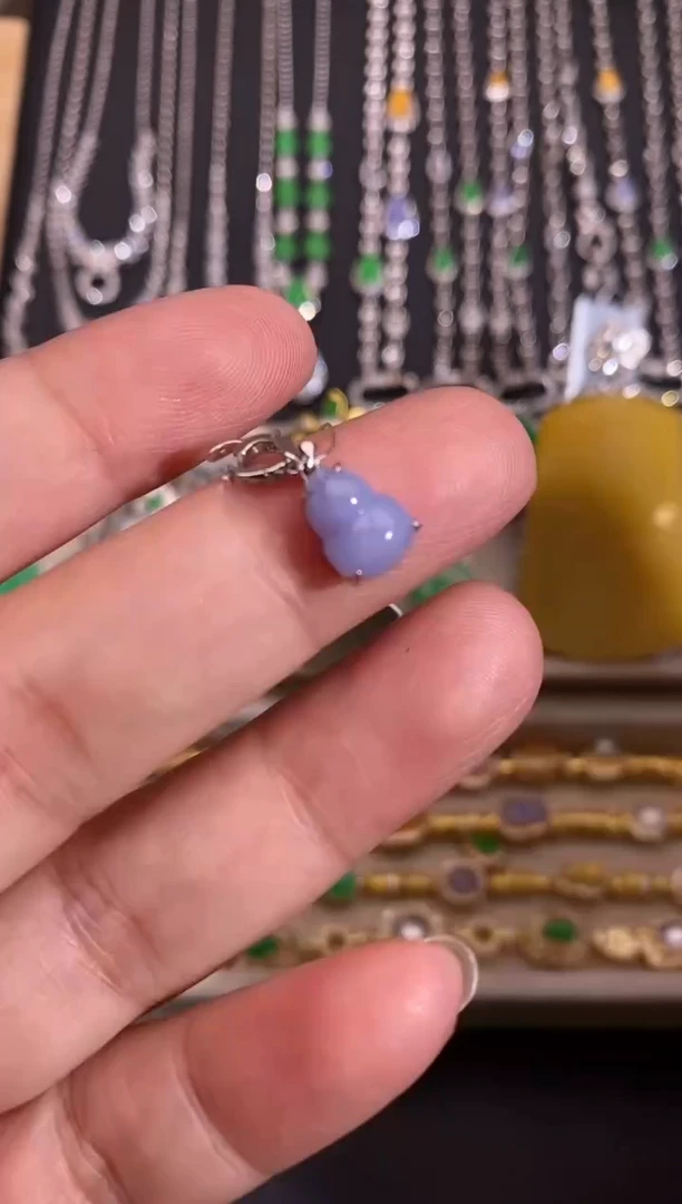 颈饰18K金镶嵌翡翠吊坠