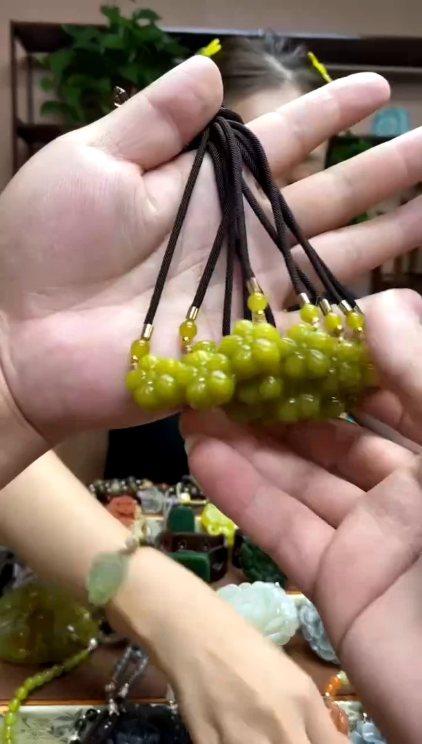 未镶嵌岫玉吊坠多样性发货发其中之一