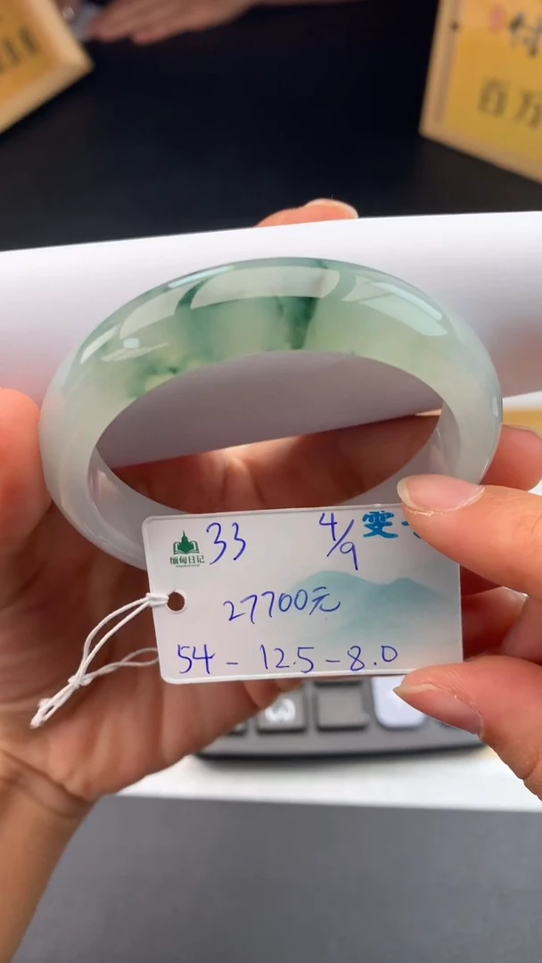 未镶嵌手镯翡翠自带#送人#，联系客服核对地址~