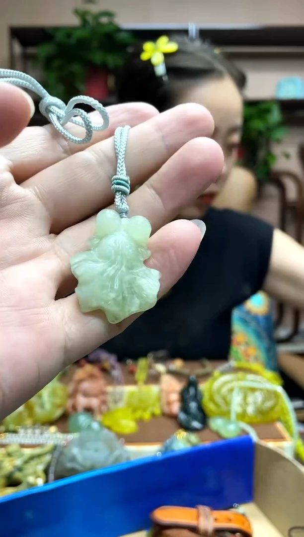 未镶嵌岫玉颈饰·2