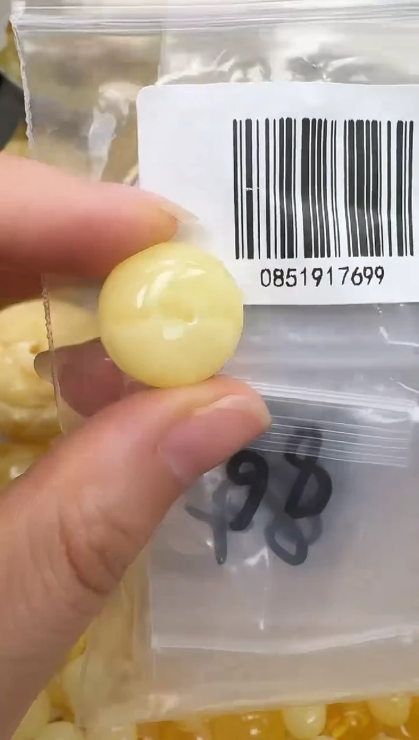 未镶嵌琥珀裸石如图