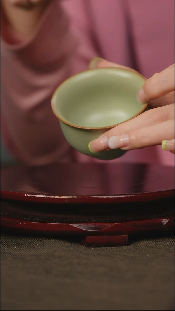 粉青 压手杯 带底款