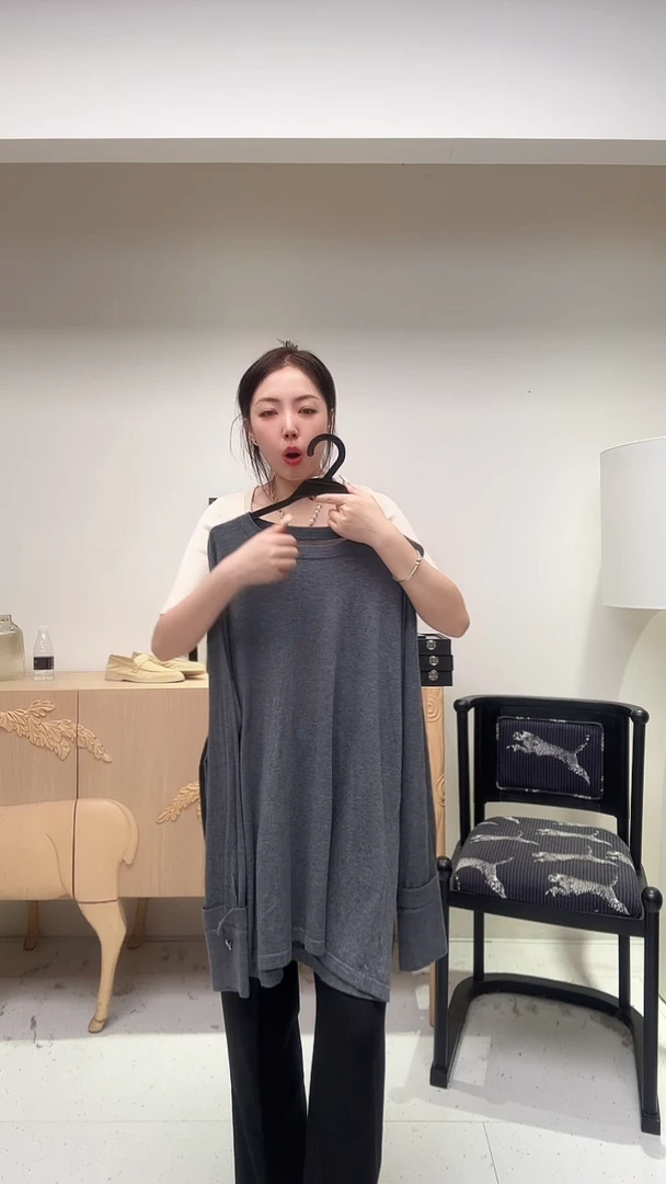 灰色设计袖经典上衣