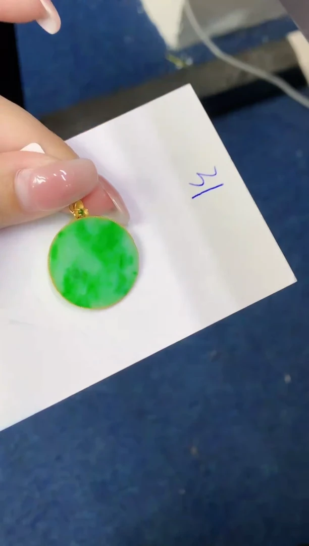 翡翠18K金镶嵌颈饰缅甸天然翡翠A货