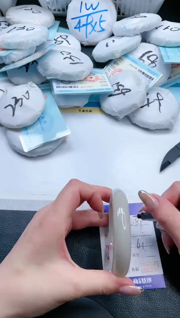 【闪购商品】石英质玉手镯未镶嵌18V89-61