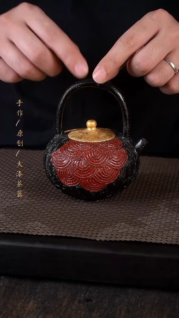 大漆黑红金提梁壶330
