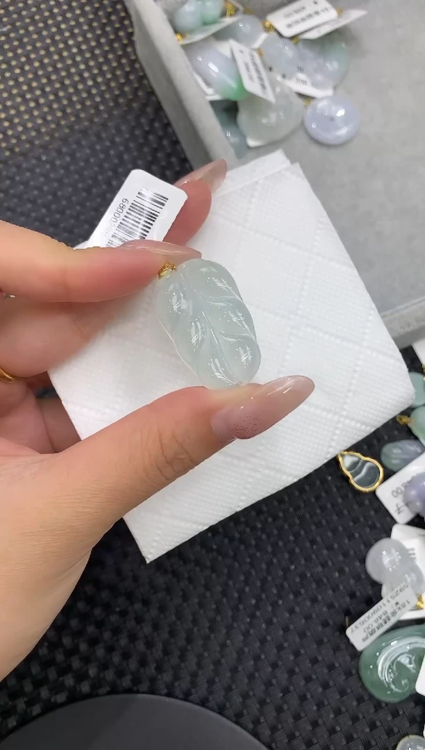 颈饰18K金镶嵌翡翠1111111111