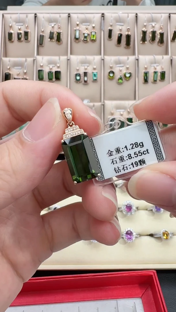 颈饰18K金镶嵌碧玺8.55