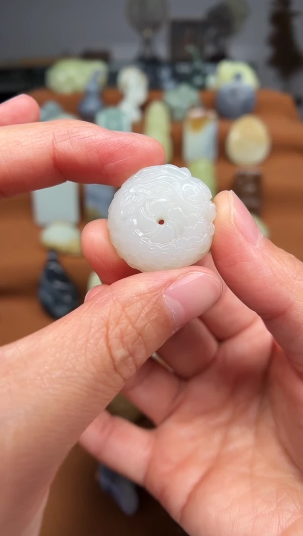 和田玉未镶嵌颈饰龙扣