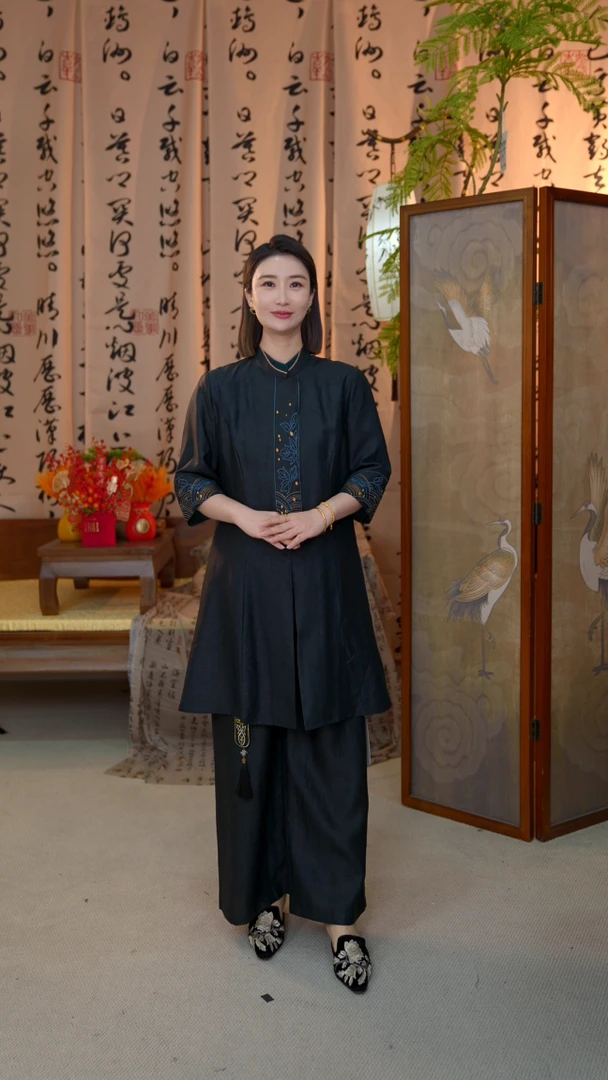 田新家高定100蚕丝   秋季新品中袖奥戴风定位刺绣上衣(220306)