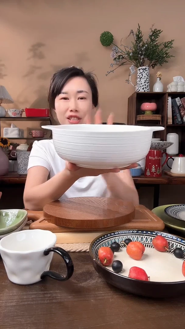 陶瓷8.8英寸双耳螺纹汤碗微瑕