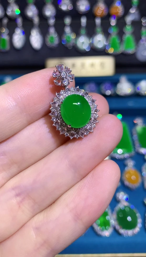 翡翠18K金镶嵌颈饰高冰满绿蛋面吊坠