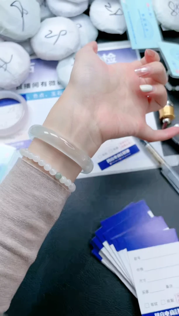 【闪购商品】石英质玉手镯未镶嵌18J27-54