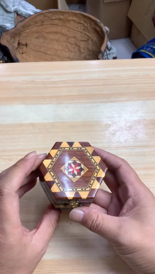 默认微瑕，no退no换，介意勿拍 首饰盒
