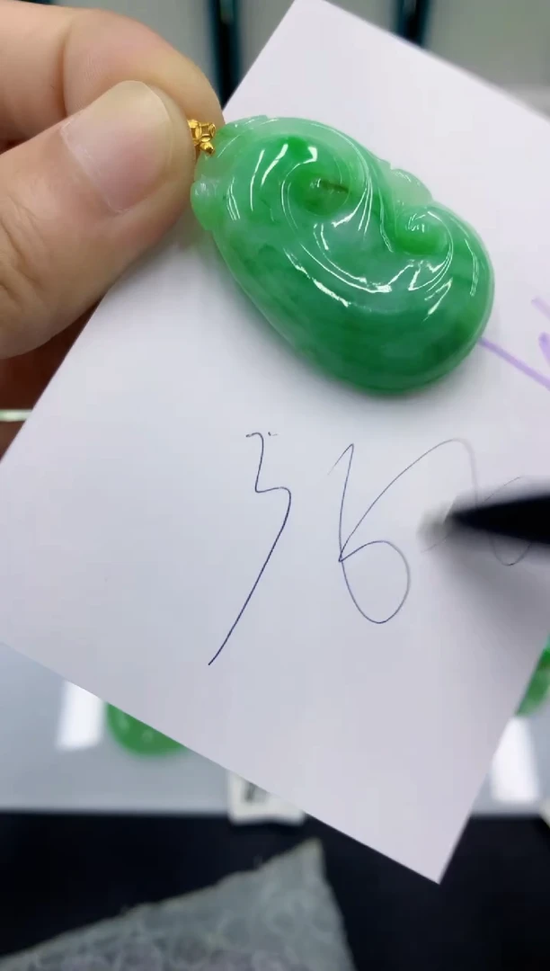 翡翠挂件18K金镶嵌翡翠