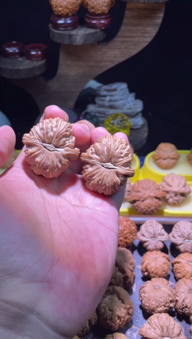 文玩核桃把件39全品大肚红皮满肉卡姿兰球白