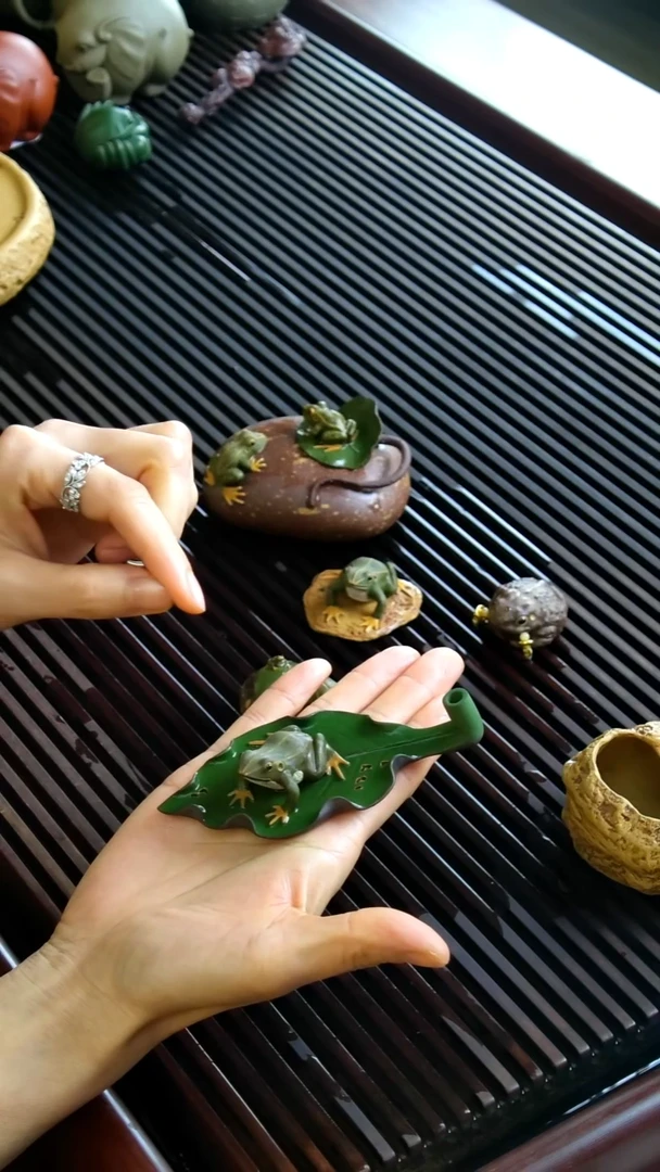 紫砂陈真《树叶青蛙》