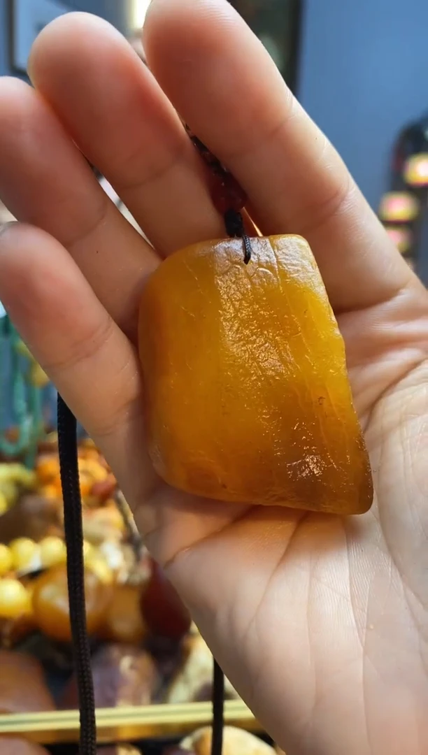 未镶嵌颈饰琥珀吊坠