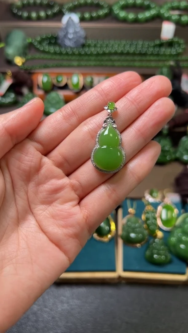 颈饰18K金镶嵌和田玉碧玉15.23.7左右