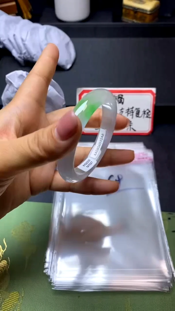 时尚女款缅料手镯69