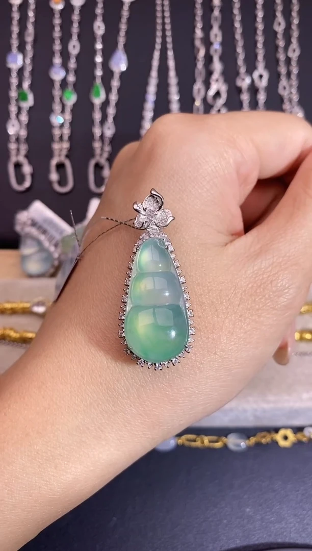 颈饰18K金镶嵌翡翠吊坠