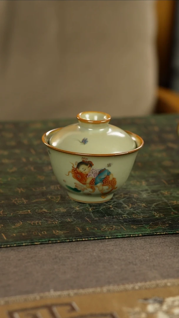 善窑厂粉青影戏抱鱼元宝盖碗