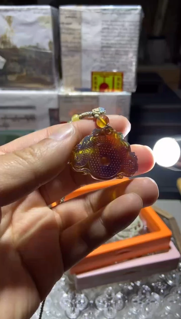 琥珀颈饰未镶嵌正***方双龙璧双色珀体