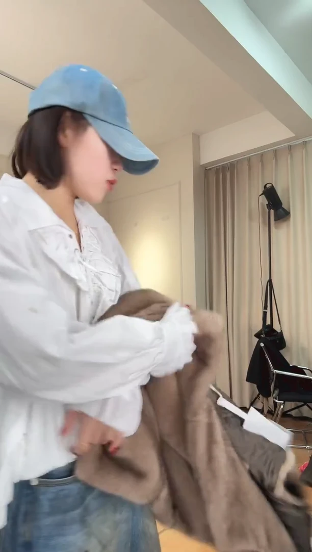 草**儿设计师品牌咖色毛马甲