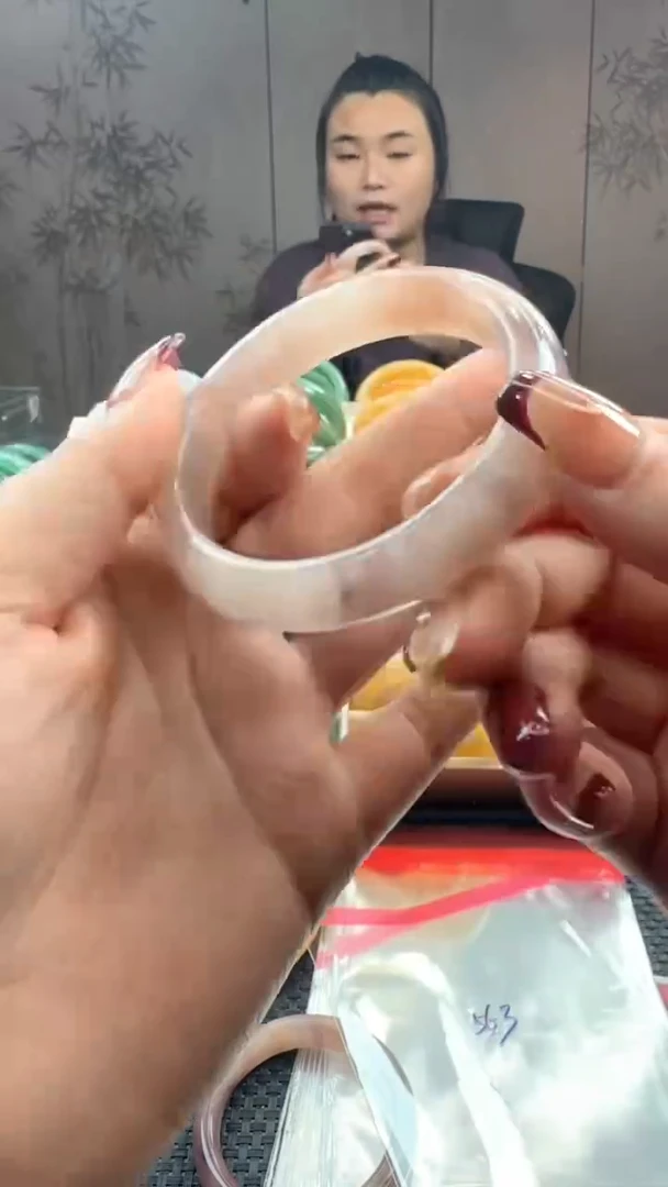 未镶嵌手镯石英质玉1