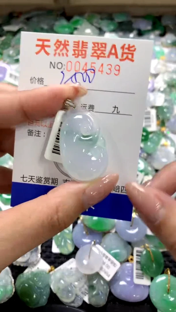 颈饰18K金镶嵌翡翠1111111111111111