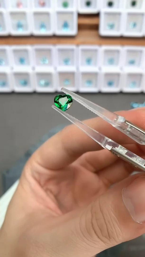 未镶嵌裸石定制石榴石1.01ct 莎弗莱 卡扎尼绿