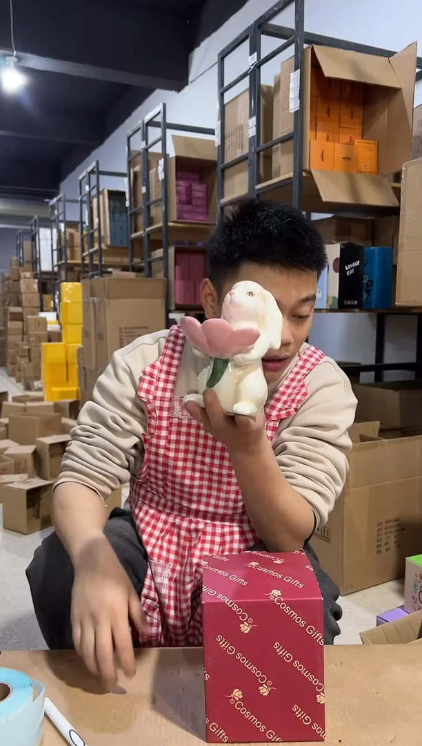 【闪购商品】杯原盒兔子抱花盆摆件