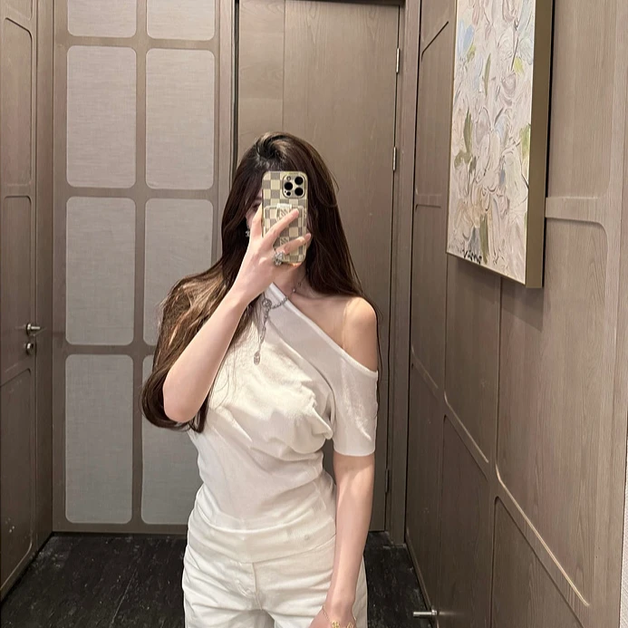 纯欲白色短款针织衫女设计感小众性感斜肩收腰上衣修身显瘦打底衫