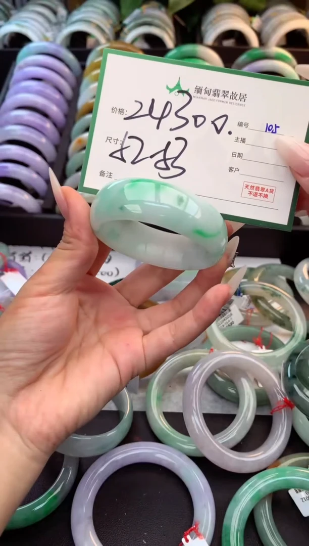 未镶嵌定制翡翠毛货需精细抛光+多人