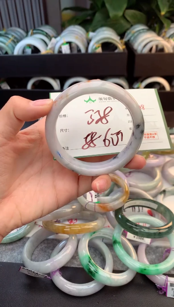 未镶嵌定制翡翠毛货需精细抛光+多人