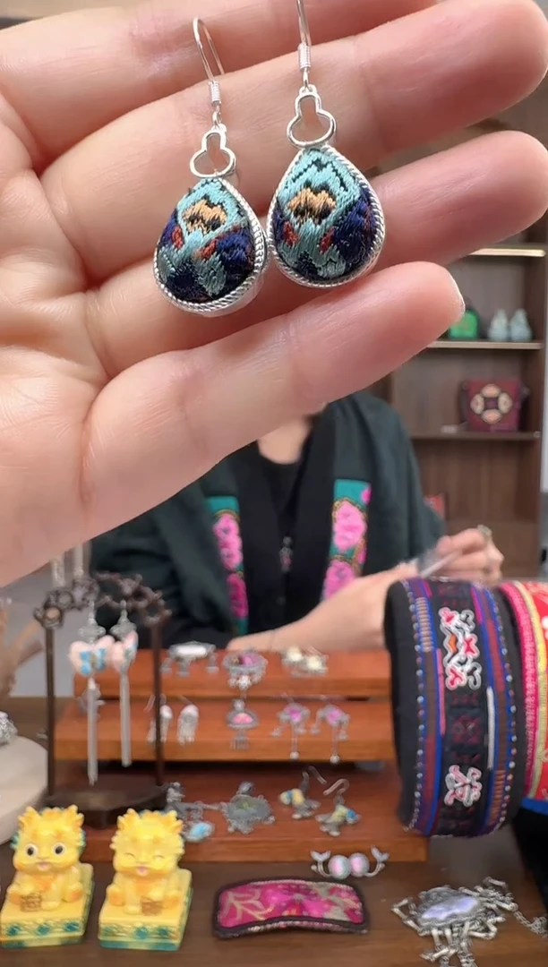 【闪购商品】织绣扶光苗绣传承76