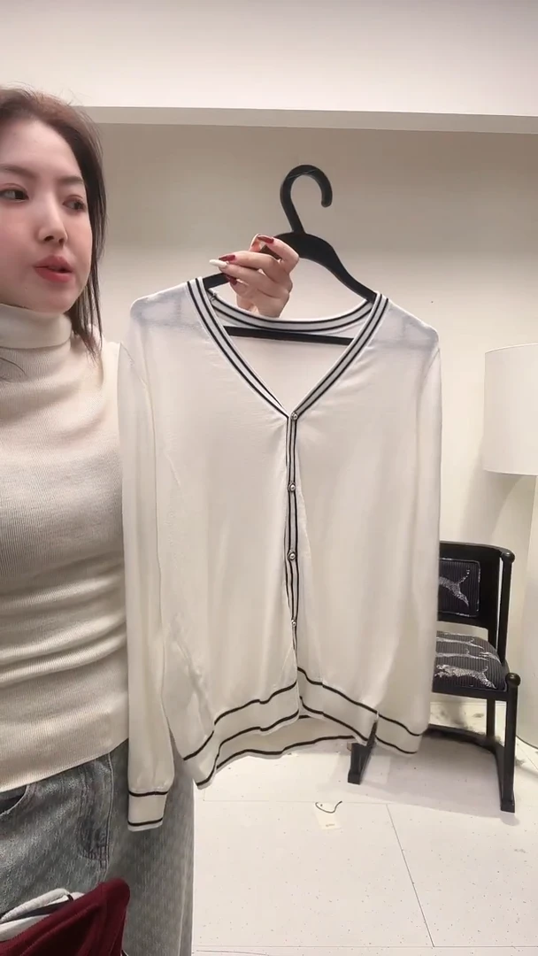 白色黑边V领羊毛开衫