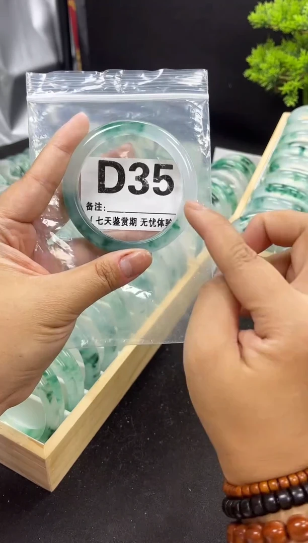 【闪购商品】石英岩玉手镯未镶嵌D35