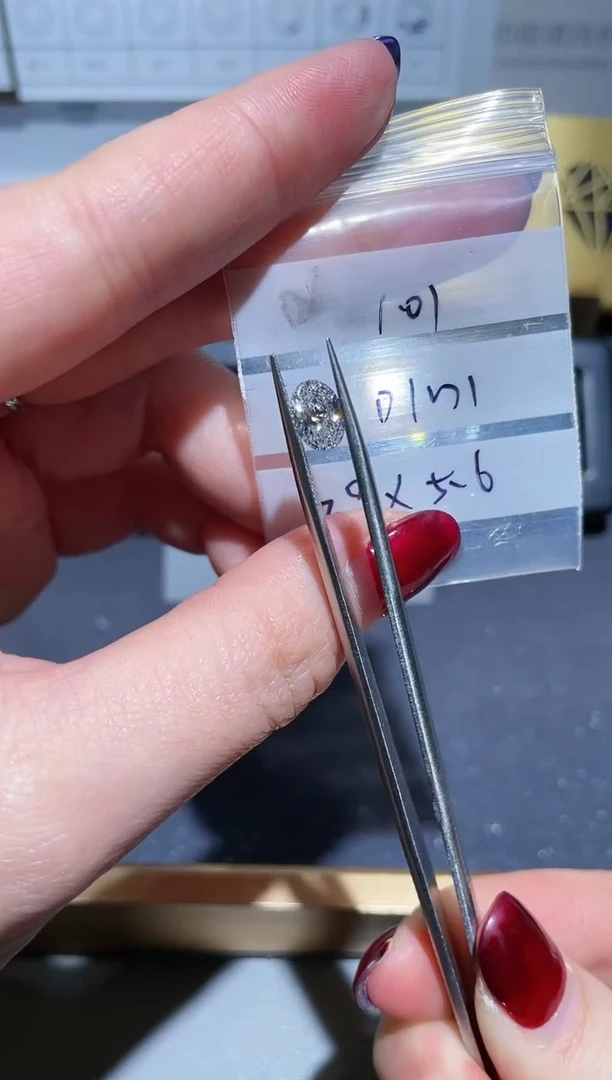 裸石实验室培育钻石张**。1卡椭圆