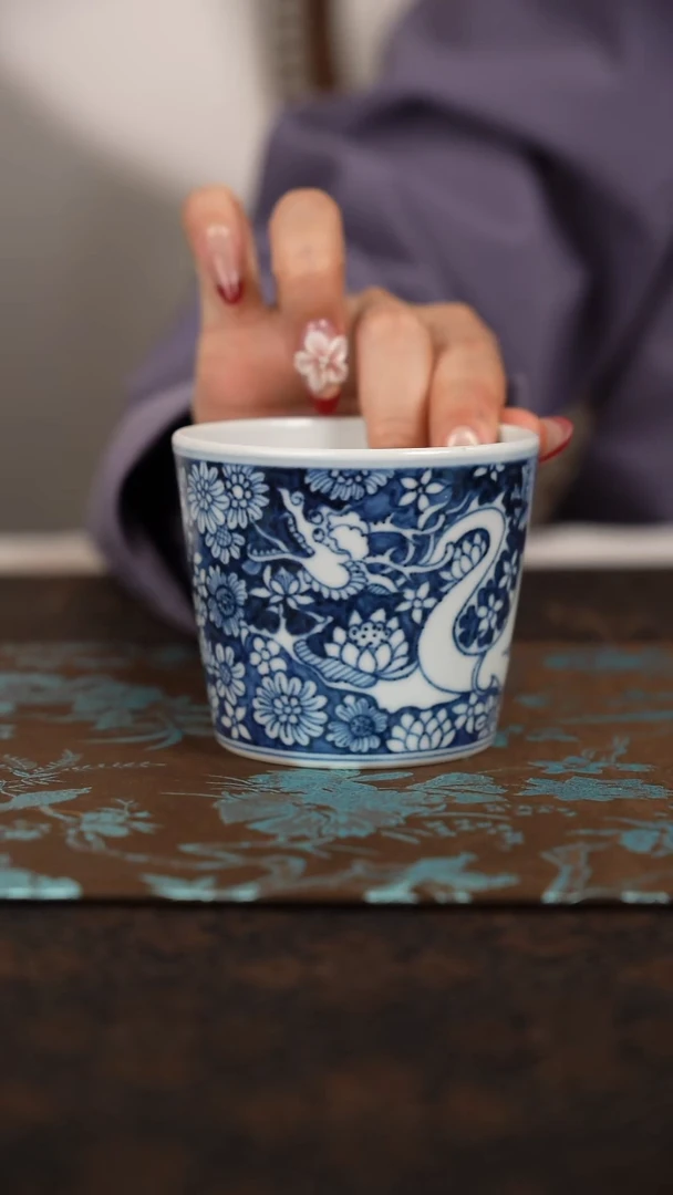 摆件瓷龙穿花直口杯